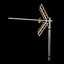 ANTENNA L 700 UHF(C21-48) 18ELE. G13db Un'antenna monolitica di tipo Yagi di 18 elementi, con riflettore angolare posteriore e c